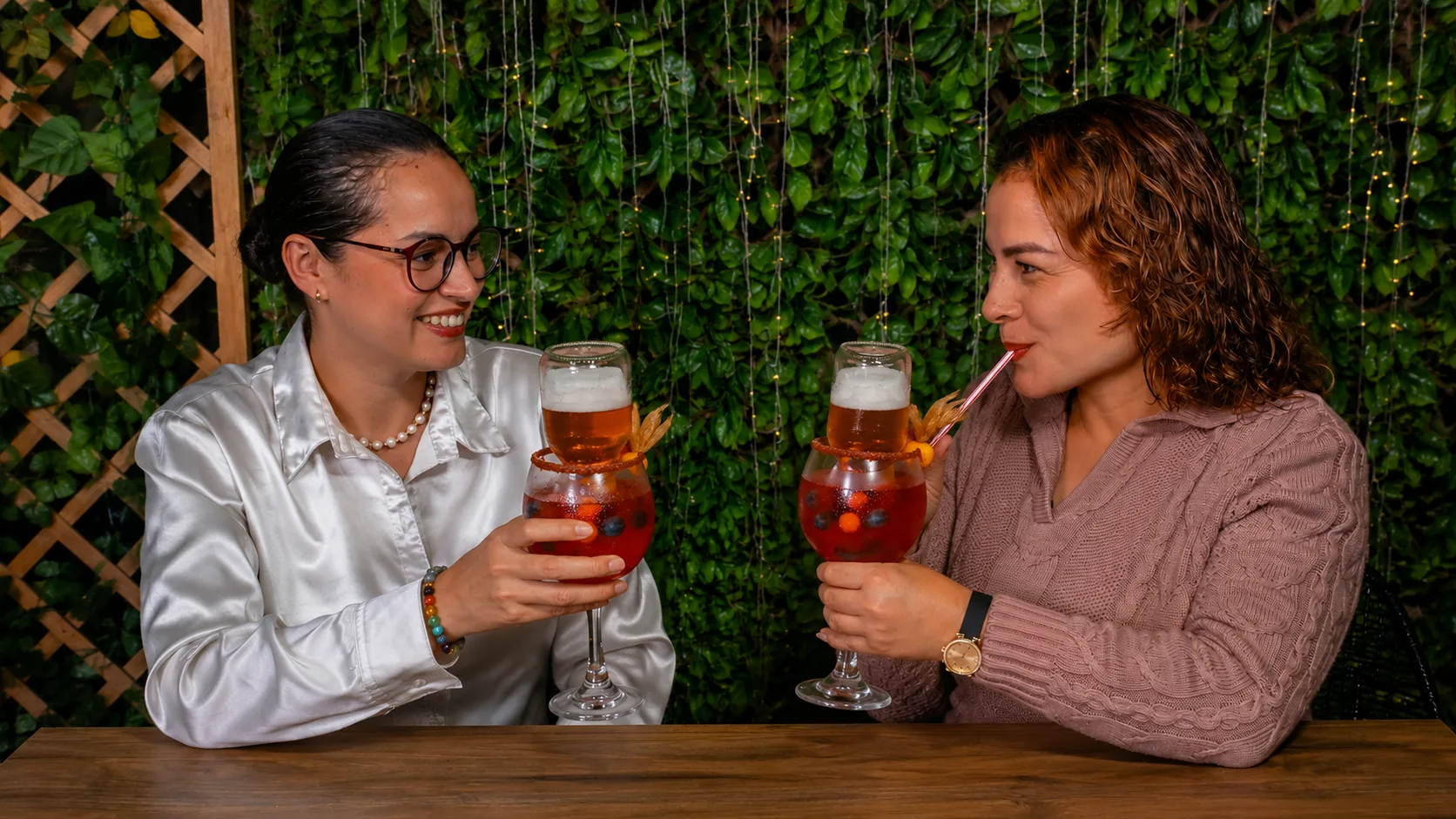 Mesa servida para una reunión o celebración en Carbón & Más
