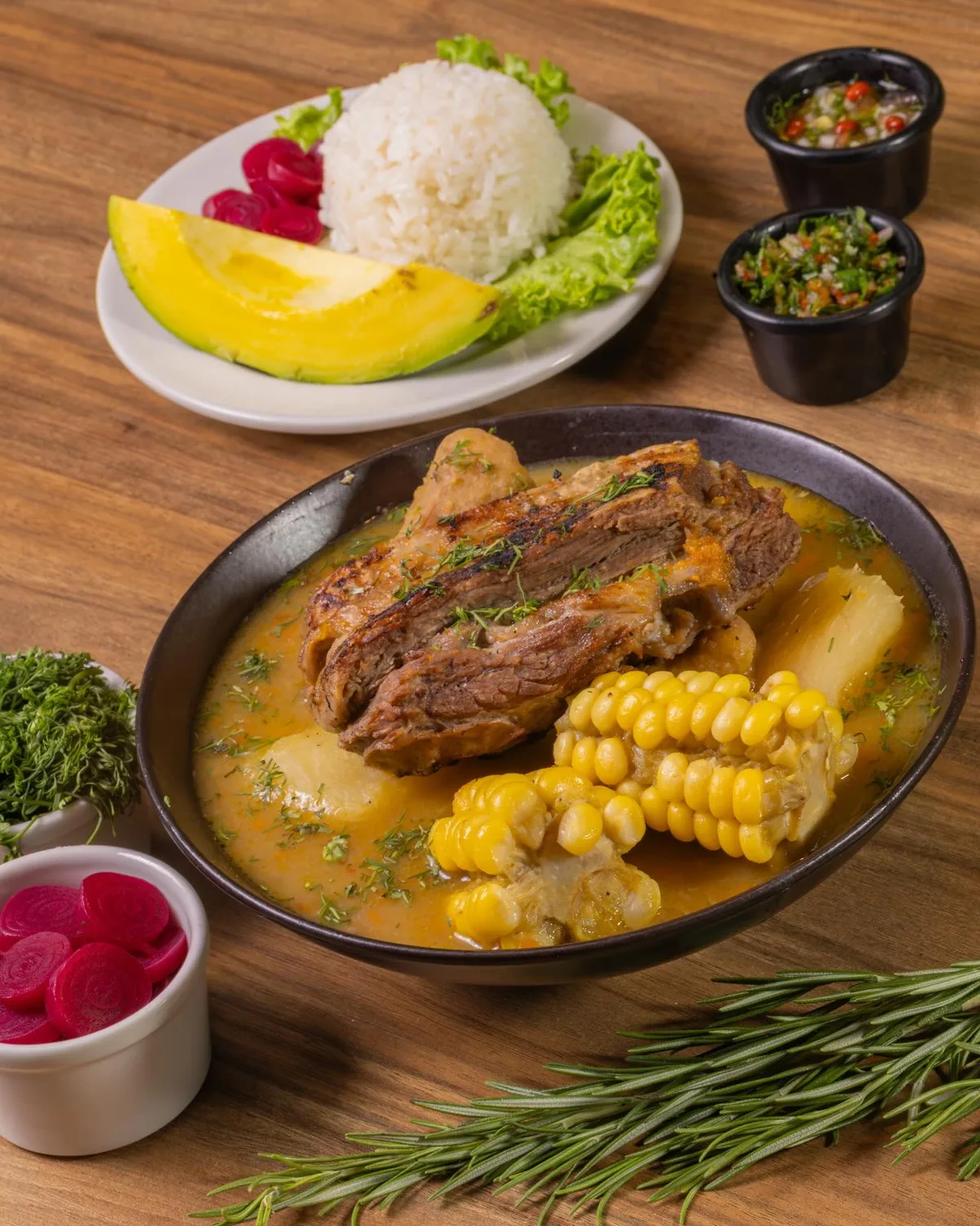 Sancocho, plato de comida típica santandereana en Carbón & Más